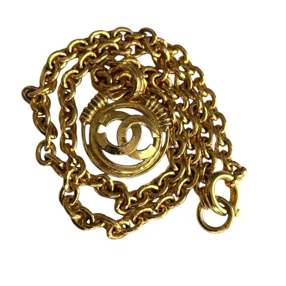 CHANEL Gold plated metal signature "CC" logo medallion Necklace - Picture 3 of 11